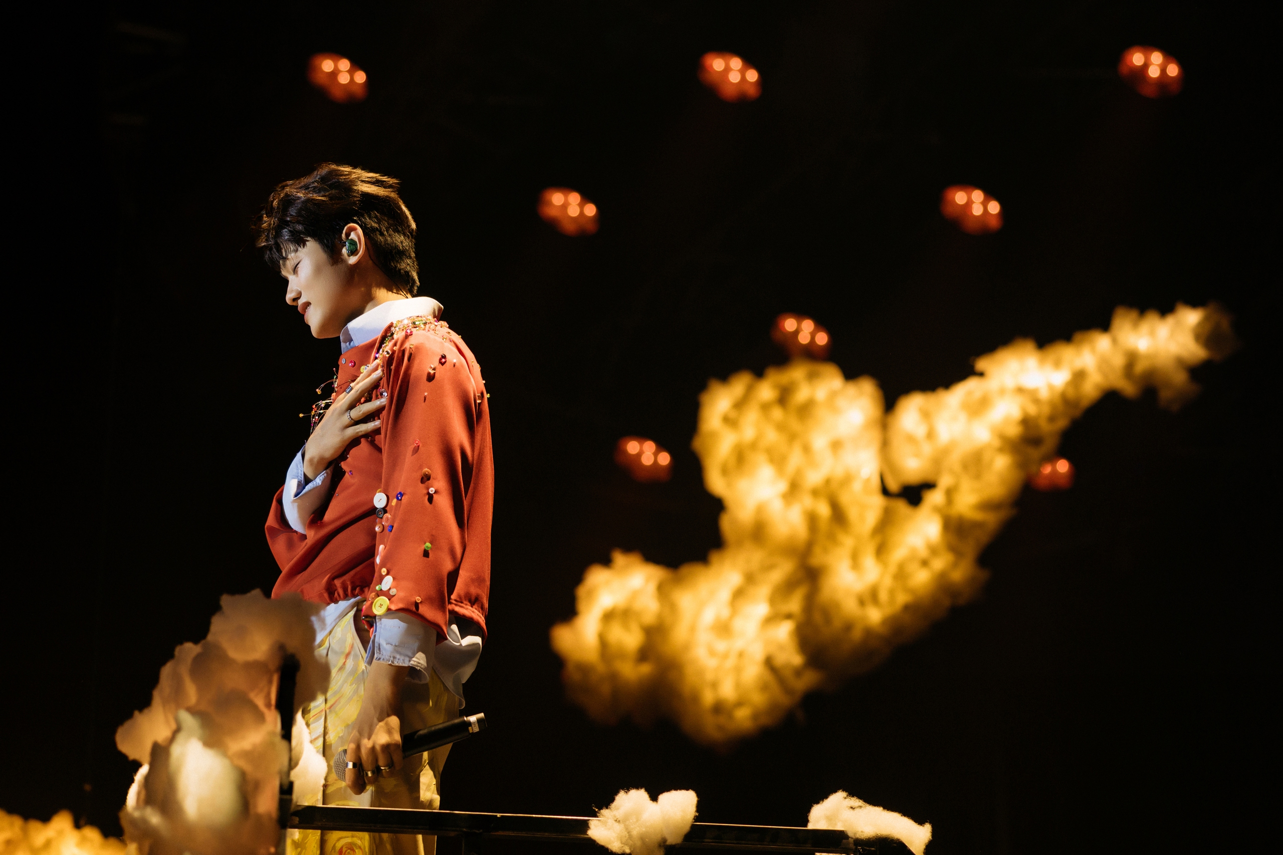 'Anh trai' 9x bật kh&oacute;c nức nở tr&ecirc;n s&acirc;n khấu - Ảnh 2.