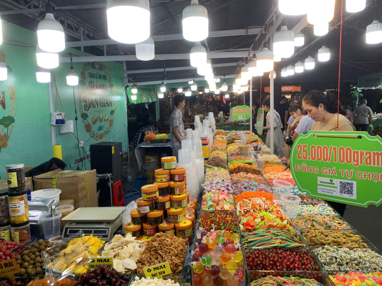 Người trẻ rủ nhau đến đ&acirc;y ăn b&aacute;nh d&acirc;n gian thỏa th&iacute;ch - Ảnh 9.