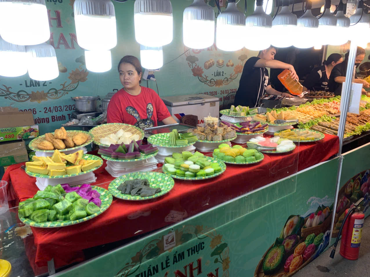 Người trẻ rủ nhau đến đ&acirc;y ăn b&aacute;nh d&acirc;n gian thỏa th&iacute;ch - Ảnh 8.