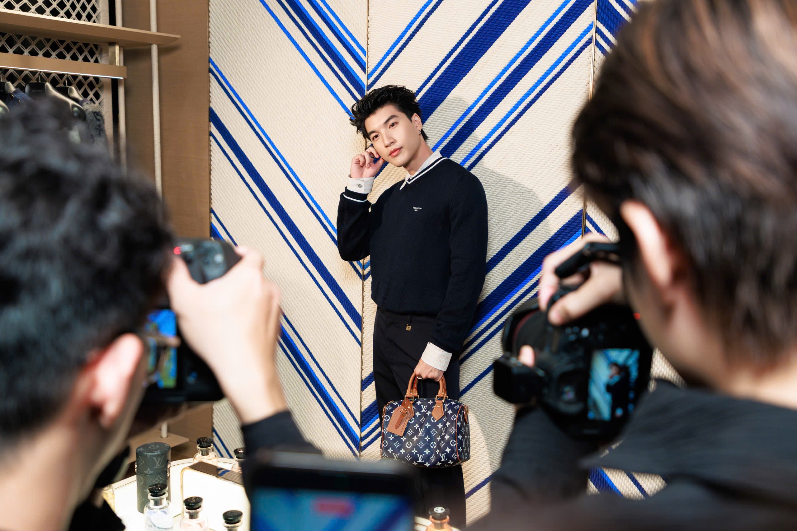 Diễn vi&ecirc;n 'Mưa đỏ' đọ visual c&ugrave;ng d&agrave;n anh trai tại sự kiện - Ảnh 6.