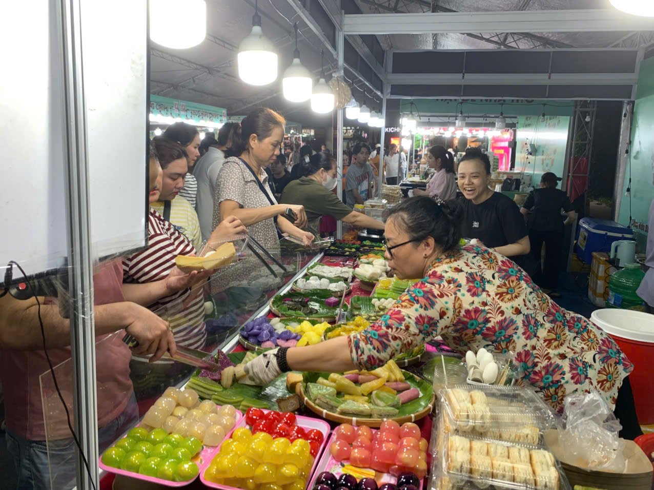 Người trẻ rủ nhau đến đ&acirc;y ăn b&aacute;nh d&acirc;n gian thỏa th&iacute;ch - Ảnh 4.