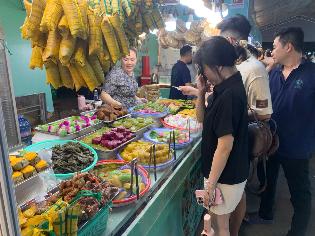 Người trẻ rủ nhau đến đ&acirc;y ăn b&aacute;nh d&acirc;n gian thỏa th&iacute;ch - Ảnh 2.