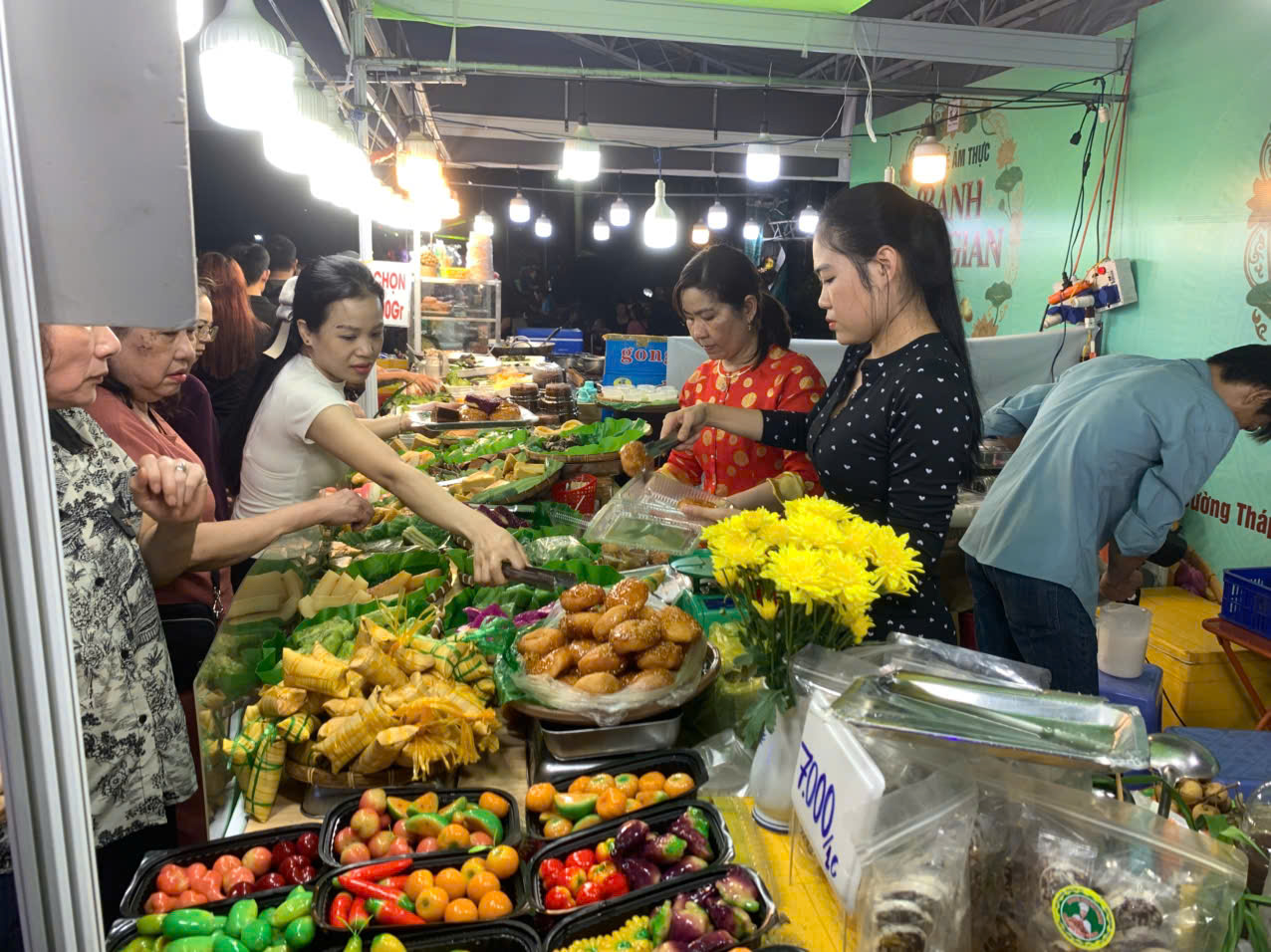 Người trẻ rủ nhau đến đ&acirc;y ăn b&aacute;nh d&acirc;n gian thỏa th&iacute;ch - Ảnh 3.