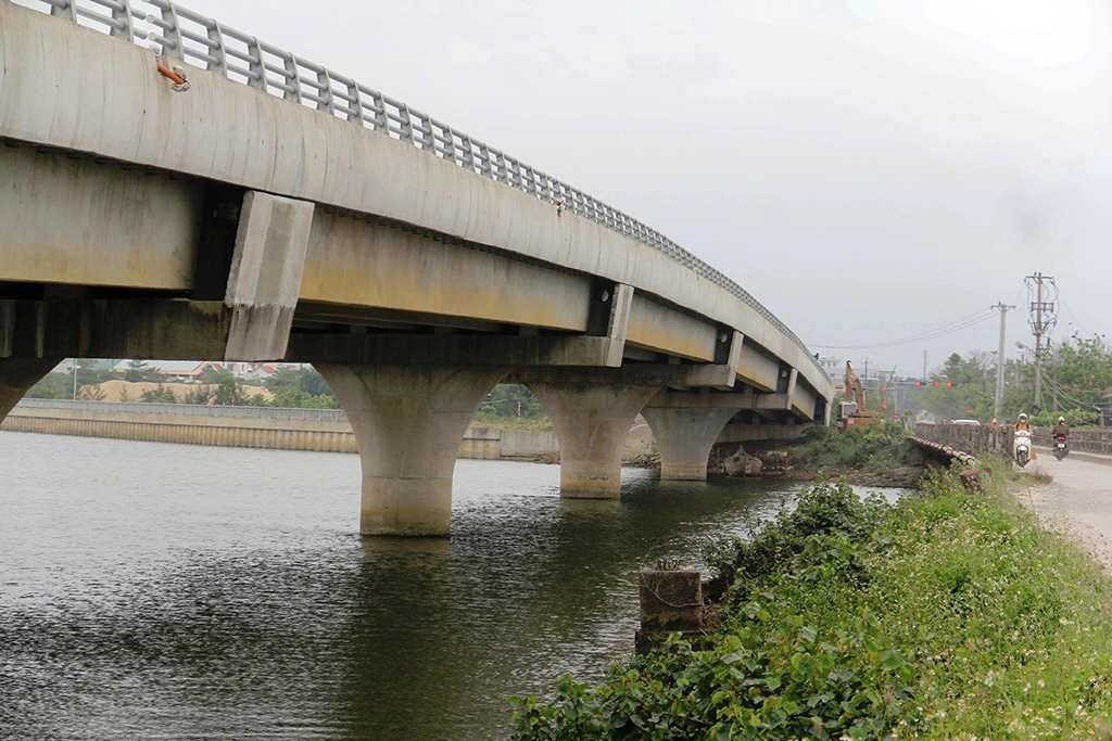 Cầu trăm tỉ đồng ở Đà Nẵng dang dở gần 10 năm khiến người dân lo lắng - Ảnh 2. Cầu trăm tỉ đồng ở Đà Nẵng dang dở gần 10 năm khiến người dân lo lắng - Ảnh 2.