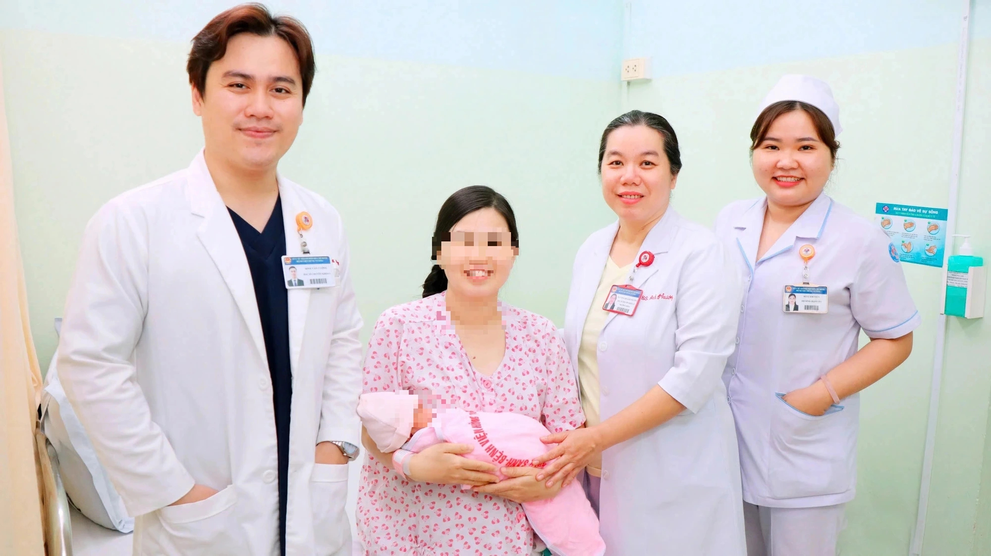 Sản phụ 35 tuần trải qua 4 lần mổ, vừa bắt con vừa bóc u xơ khủng - Ảnh 1. Sản phụ 35 tuần trải qua 4 lần mổ, vừa bắt con vừa bóc u xơ khủng - Ảnh 1.