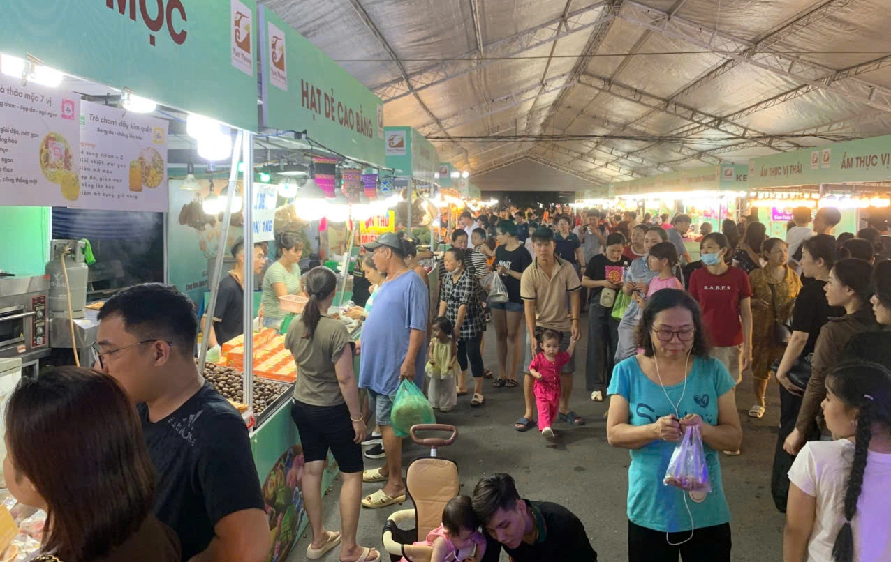 Người trẻ rủ nhau đến đ&acirc;y ăn b&aacute;nh d&acirc;n gian thỏa th&iacute;ch - Ảnh 1.