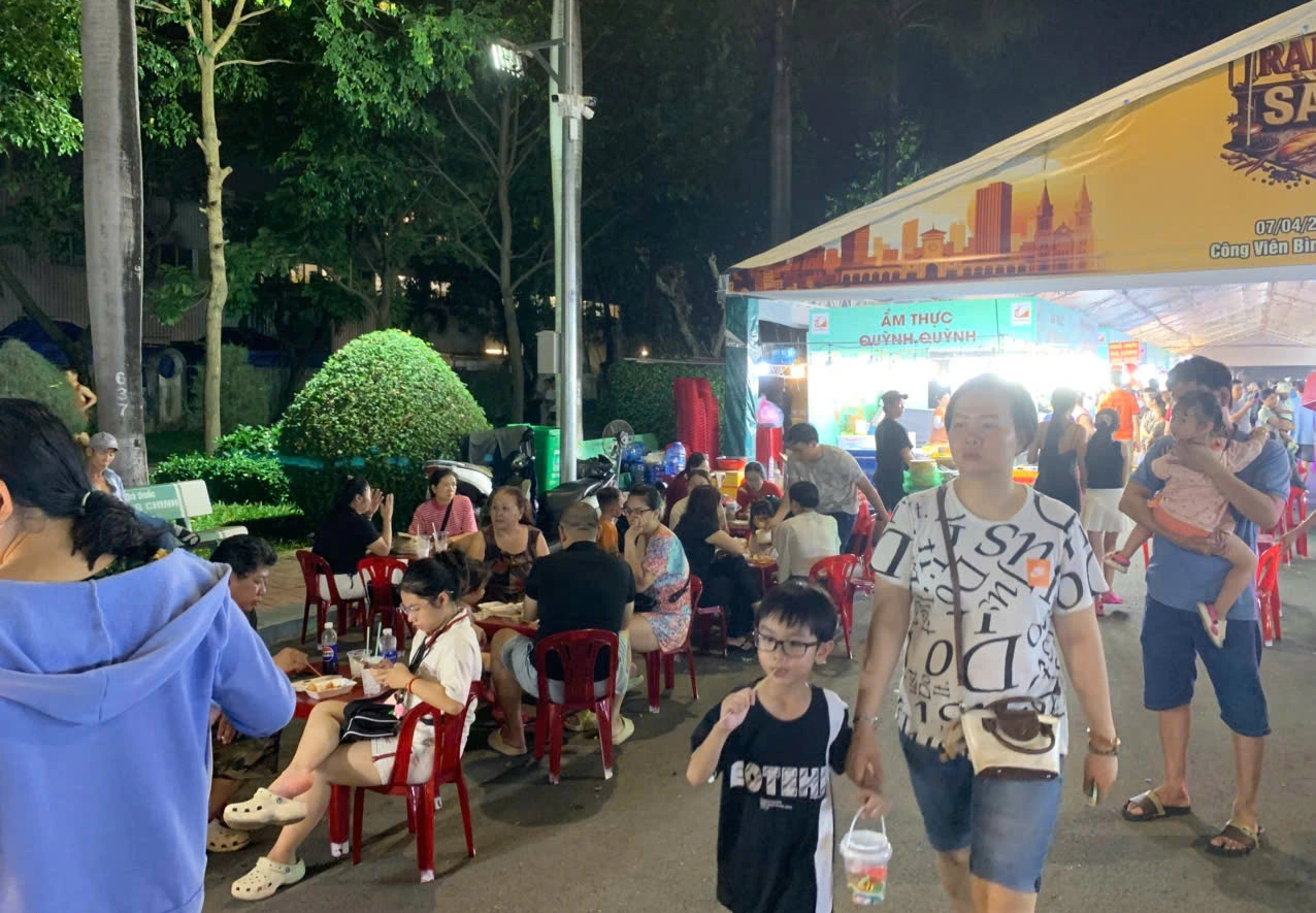 Người trẻ rủ nhau đến đ&acirc;y ăn b&aacute;nh d&acirc;n gian thỏa th&iacute;ch - Ảnh 7.