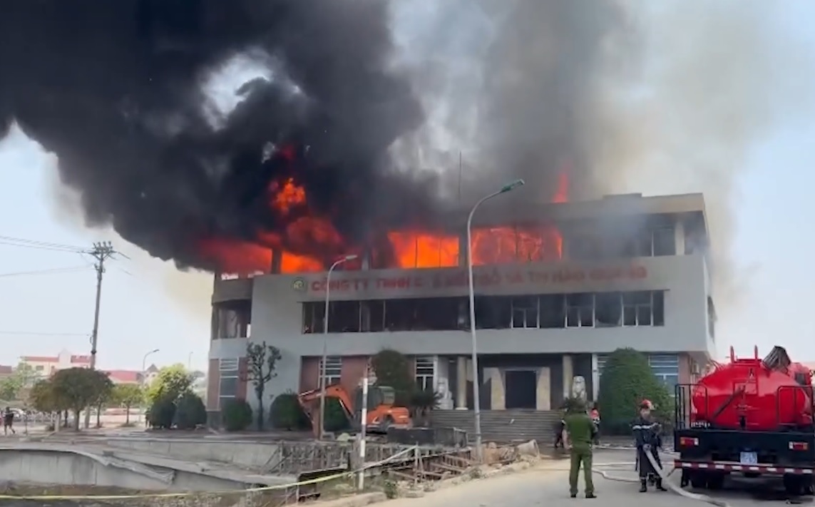 H&agrave; Tĩnh: Ch&aacute;y lớn tại showroom đồ gỗ, cột kh&oacute;i đen cao h&agrave;ng chục m&eacute;t - Ảnh 1.