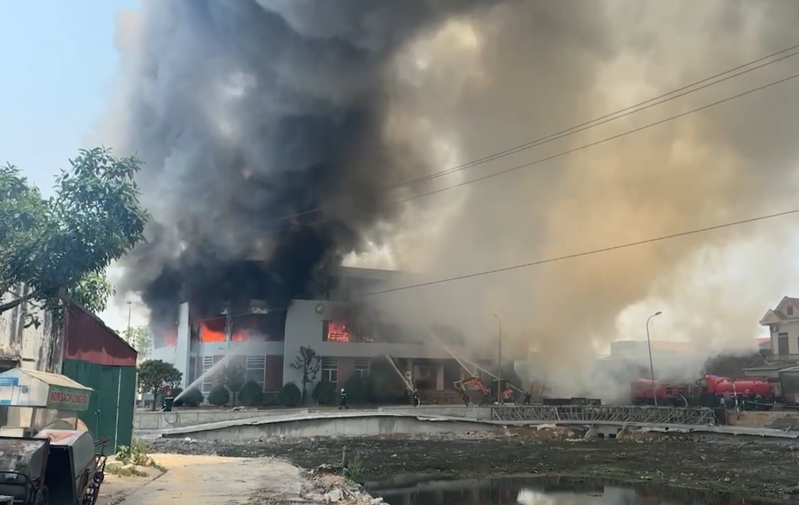 H&agrave; Tĩnh: Ch&aacute;y lớn tại showroom đồ gỗ, cột kh&oacute;i đen cao h&agrave;ng chục m&eacute;t - Ảnh 2.