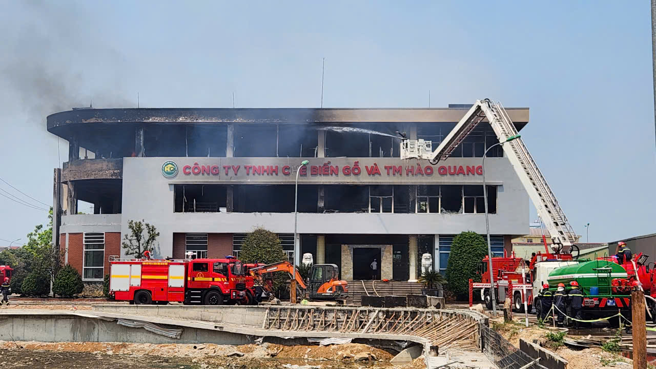H&agrave; Tĩnh: Ch&aacute;y lớn tại showroom đồ gỗ, cột kh&oacute;i đen cao h&agrave;ng chục m&eacute;t - Ảnh 3.