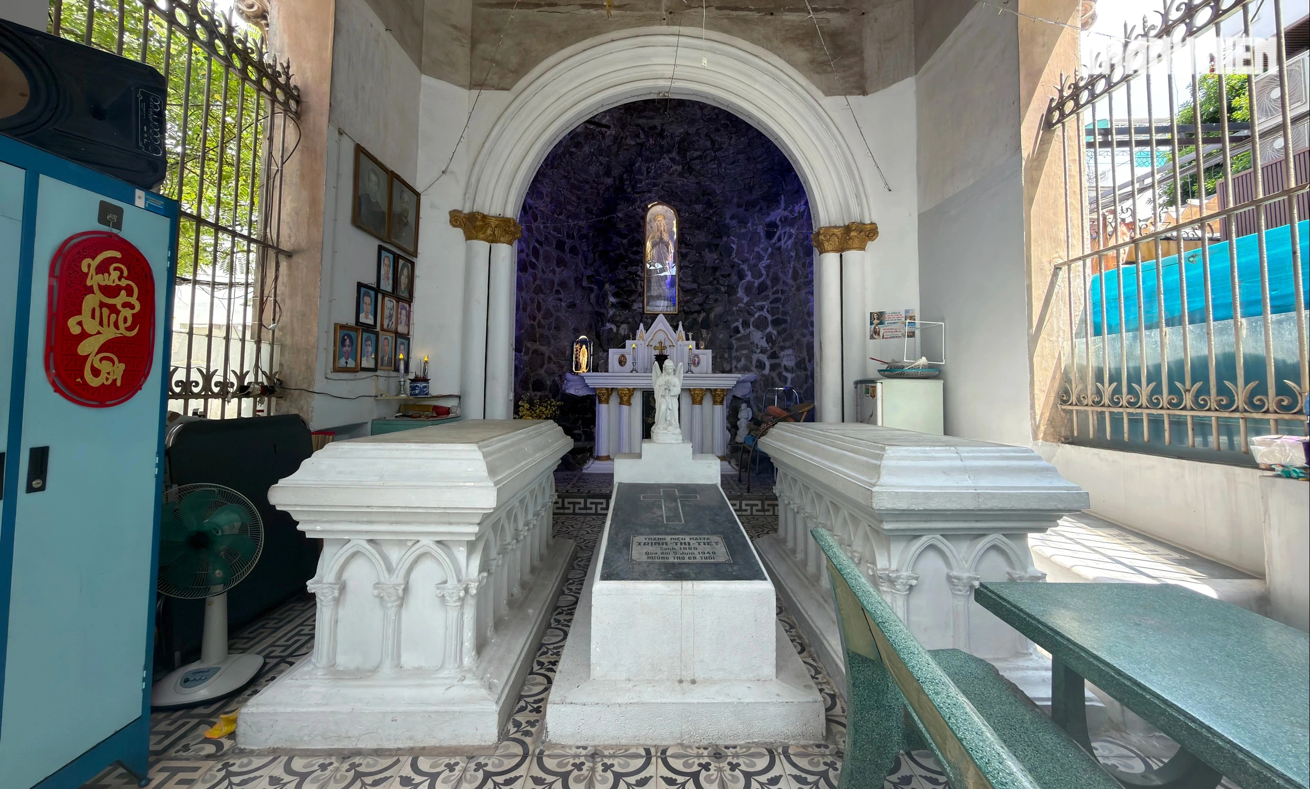 Mộ cổ kiến trúc giống nhà thờ 112 năm ở TP.HCM: Dấu tích tri huyện xưa- Ảnh 11. Mộ cổ kiến trúc giống nhà thờ 112 năm ở TP.HCM: Dấu tích tri huyện xưa- Ảnh 11.