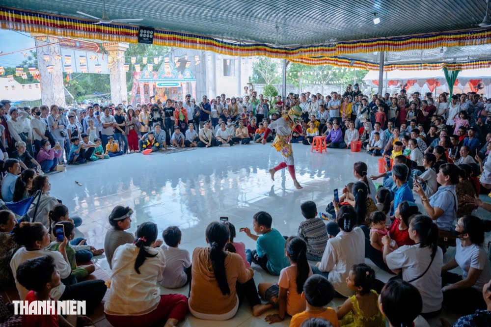 Người Khmer xa qu&ecirc; sum vầy đ&oacute;n Tết Ch&ocirc;l Chnăm Thm&acirc;y ở ch&ugrave;a TP.HCM - Ảnh 11.
