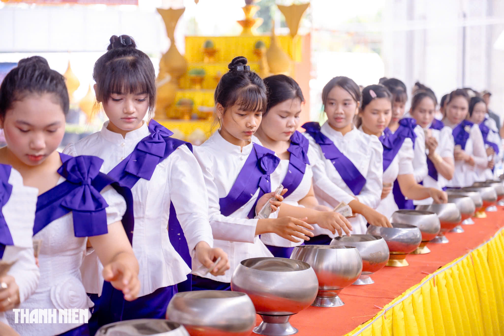 Người Khmer xa qu&ecirc; sum vầy đ&oacute;n Tết Ch&ocirc;l Chnăm Thm&acirc;y ở ch&ugrave;a TP.HCM - Ảnh 10.