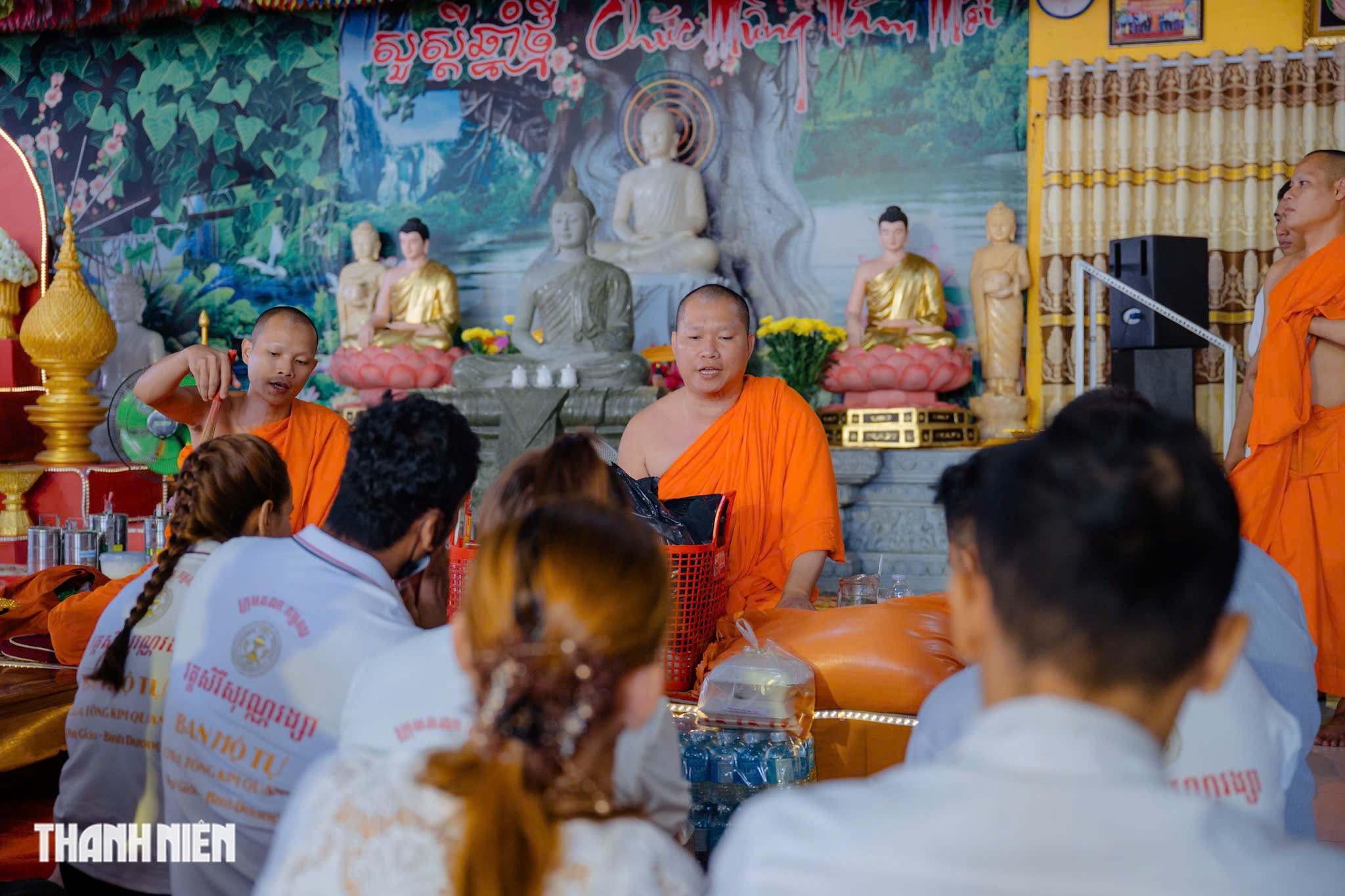 Người Khmer xa qu&ecirc; sum vầy đ&oacute;n Tết Ch&ocirc;l Chnăm Thm&acirc;y ở ch&ugrave;a TP.HCM - Ảnh 3.