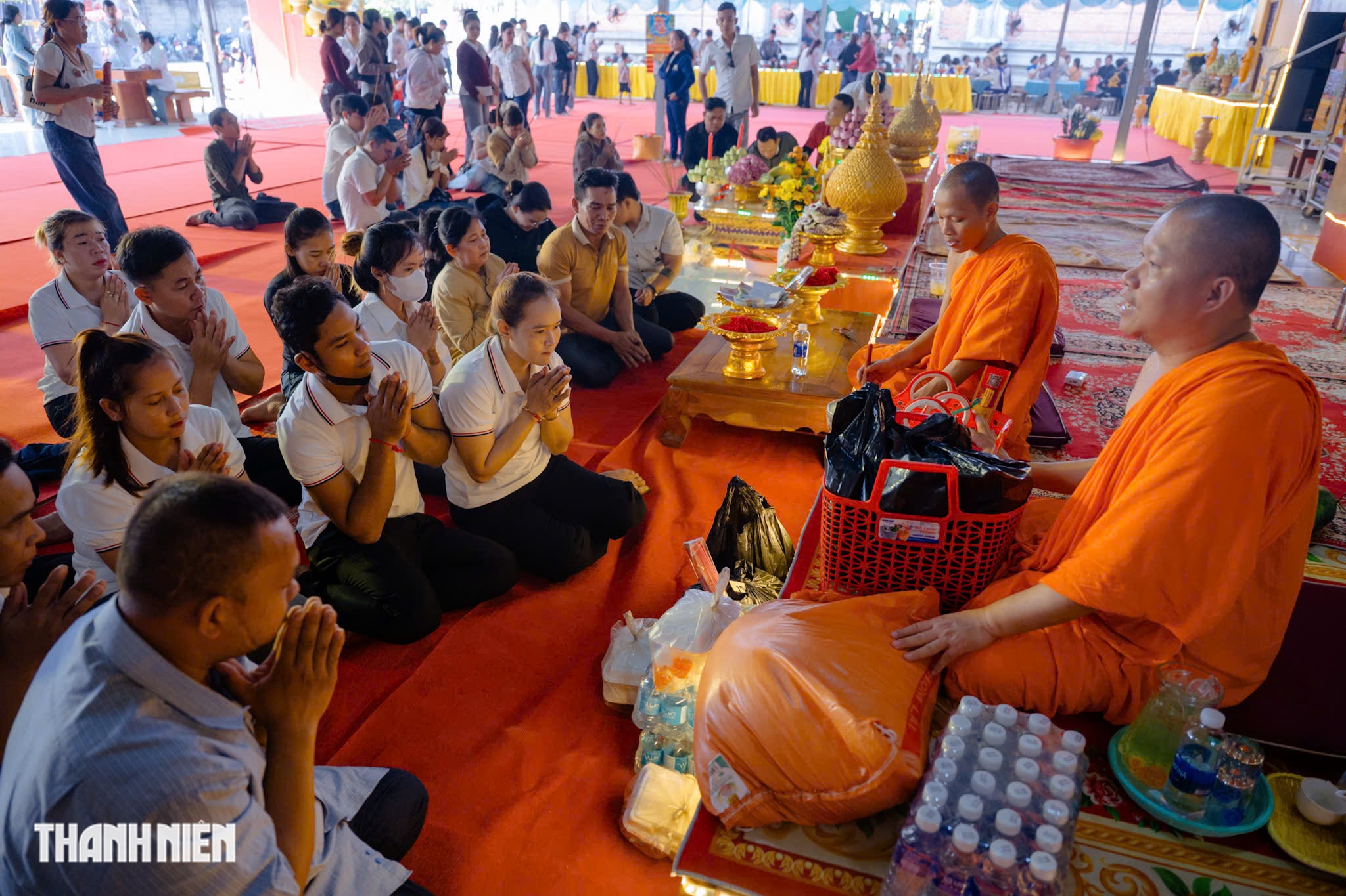 Người Khmer xa qu&ecirc; sum vầy đ&oacute;n Tết Ch&ocirc;l Chnăm Thm&acirc;y ở ch&ugrave;a TP.HCM - Ảnh 1.