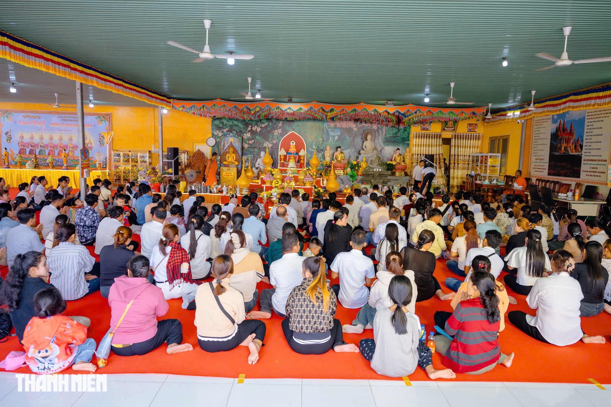 Người Khmer xa qu&ecirc; sum vầy đ&oacute;n Tết Ch&ocirc;l Chnăm Thm&acirc;y ở ch&ugrave;a TP.HCM - Ảnh 4.