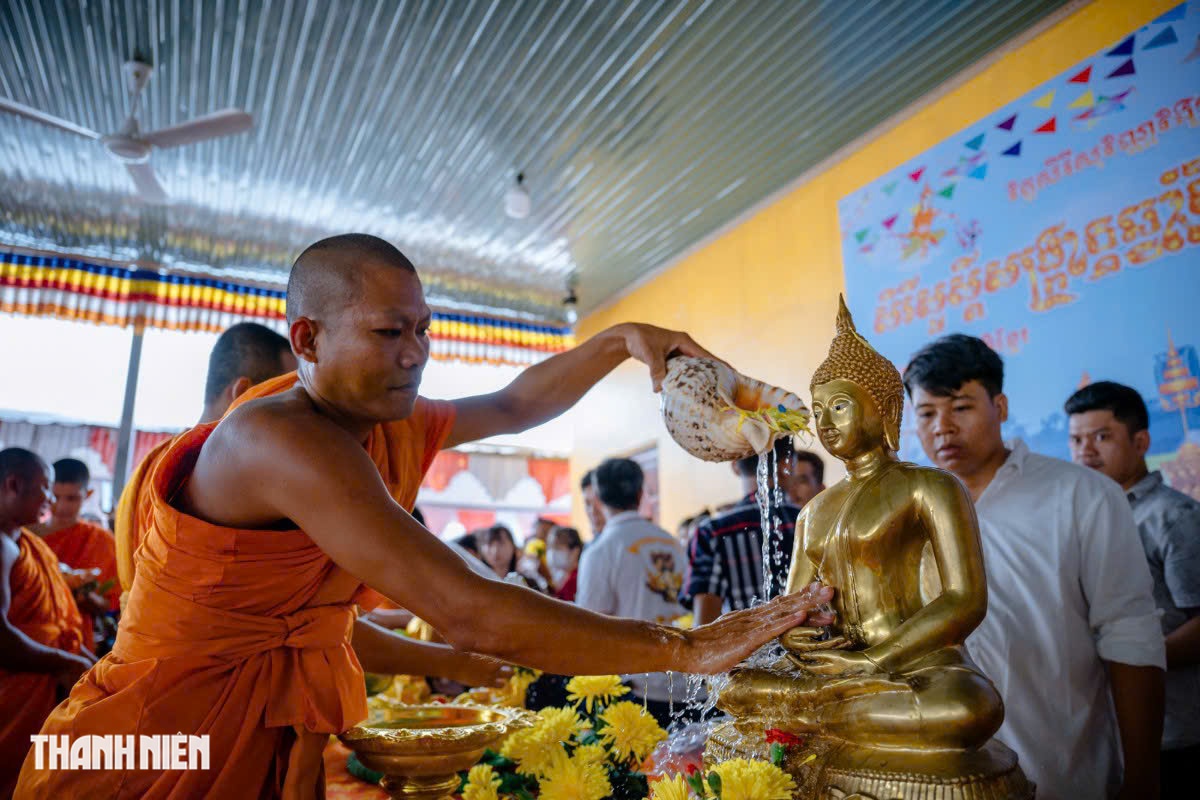 Người Khmer xa qu&ecirc; sum vầy đ&oacute;n Tết Ch&ocirc;l Chnăm Thm&acirc;y ở ch&ugrave;a TP.HCM - Ảnh 7.
