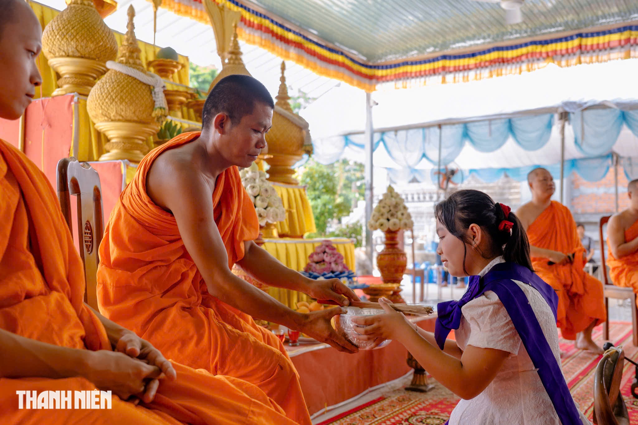 Người Khmer xa qu&ecirc; sum vầy đ&oacute;n Tết Ch&ocirc;l Chnăm Thm&acirc;y ở ch&ugrave;a TP.HCM - Ảnh 8.