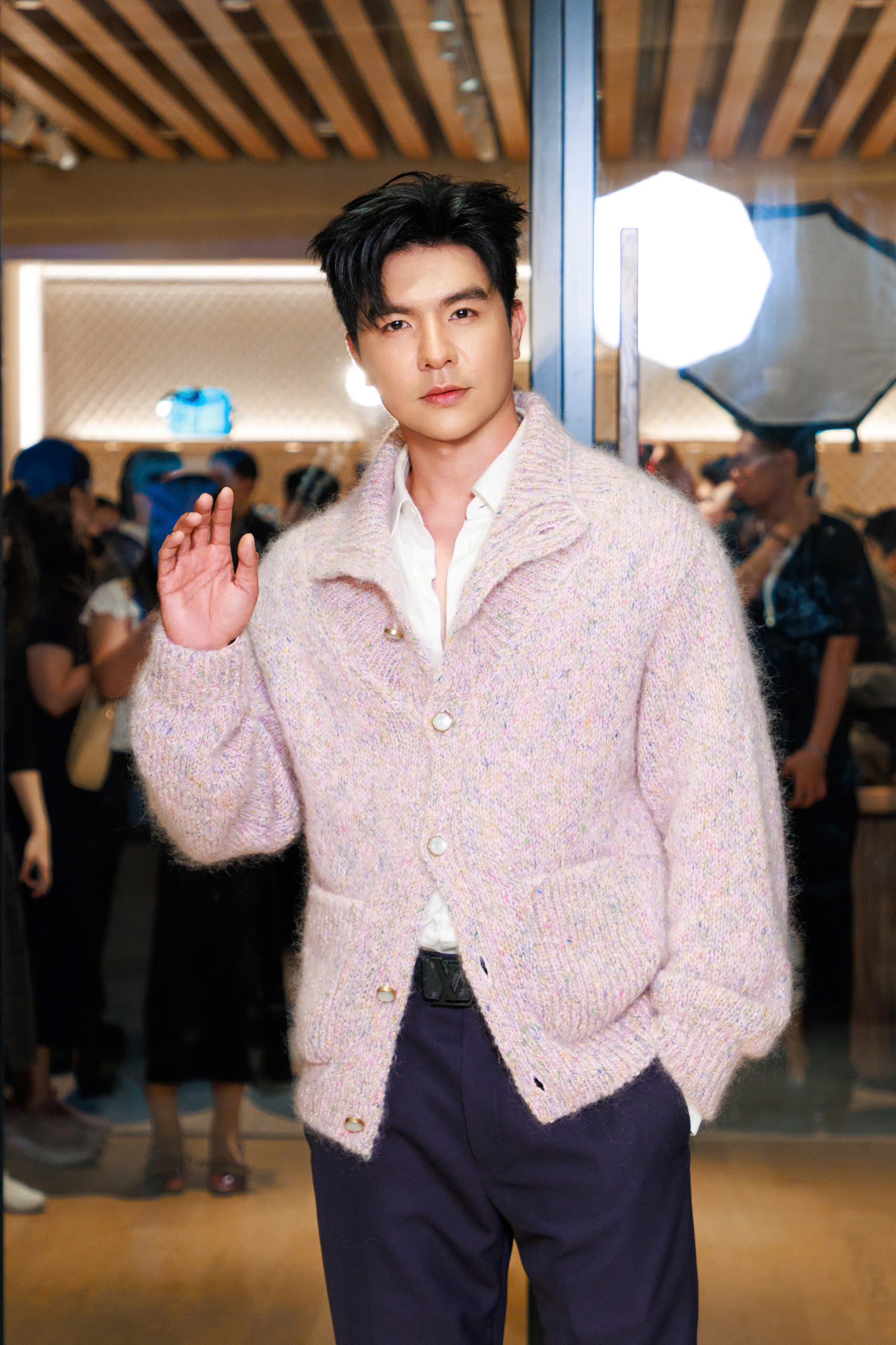 Diễn vi&ecirc;n 'Mưa đỏ' đọ visual c&ugrave;ng d&agrave;n anh trai tại sự kiện - Ảnh 4.