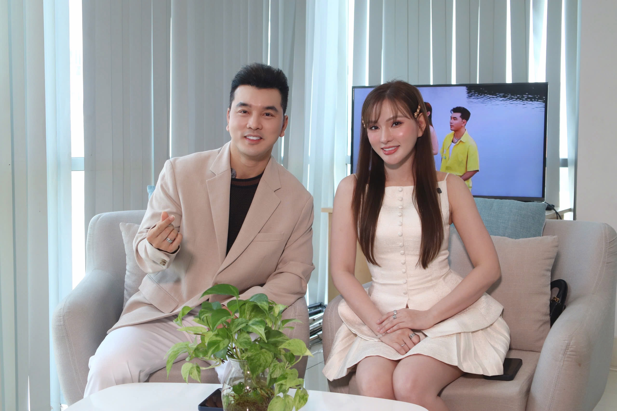 Ưng Ho&agrave;ng Ph&uacute;c v&agrave; Thu thủy kể chuyện c&aacute;t s&ecirc; khủng trong mini talkshow th&uacute; vị - Ảnh 1.