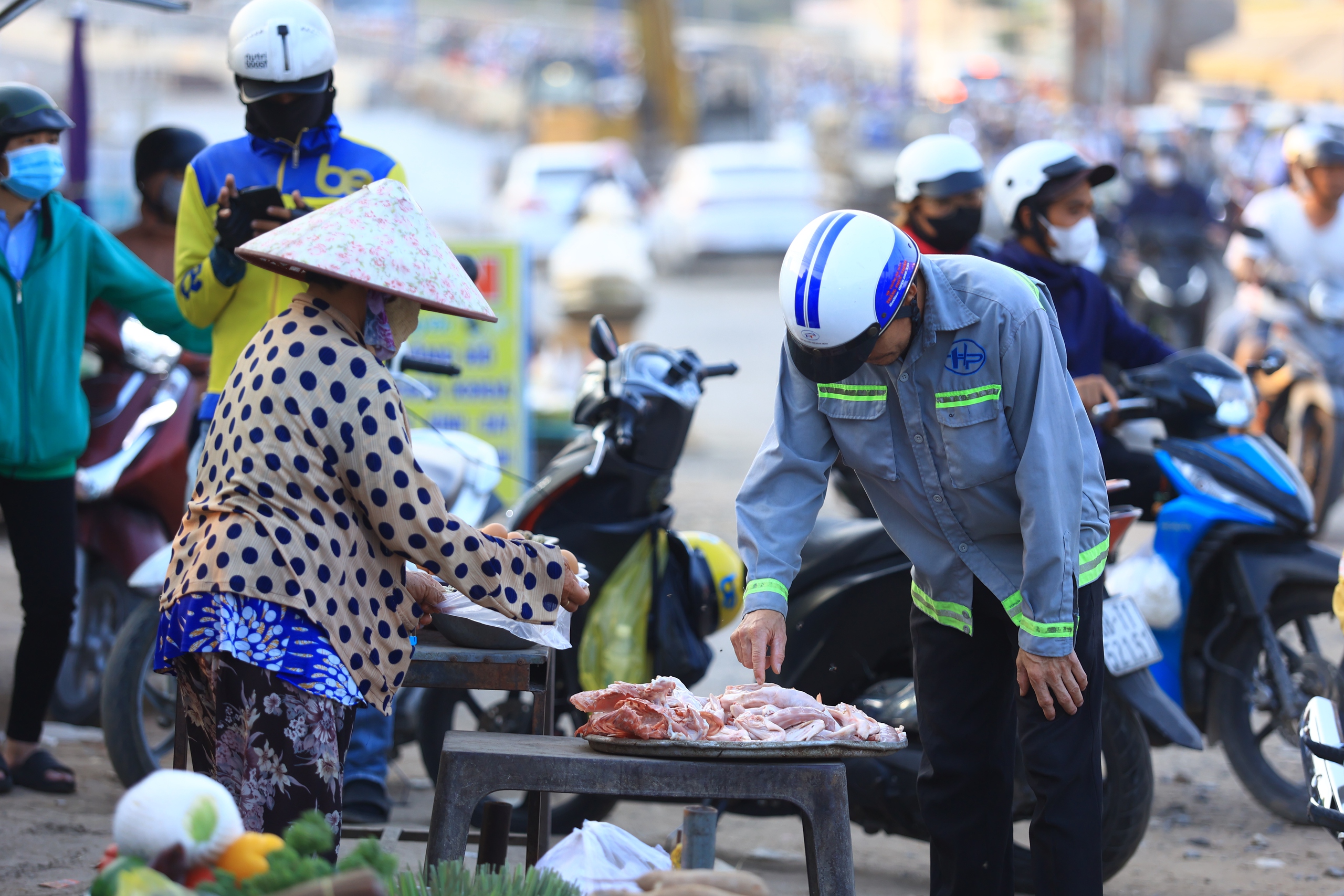 Giá thực phẩm tăng: Lao động ở TP.HCM than '100.000 đồng không đủ 3 bữa'- Ảnh 1.