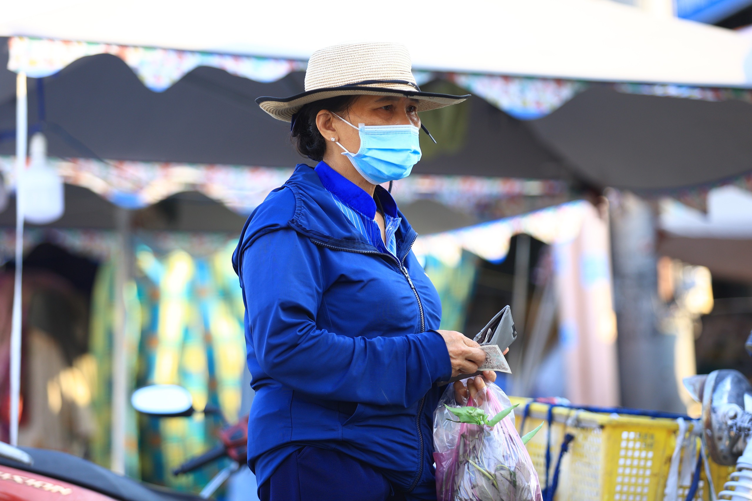 Giá thực phẩm tăng: Lao động ở TP.HCM than '100.000 đồng không đủ 3 bữa'- Ảnh 2.