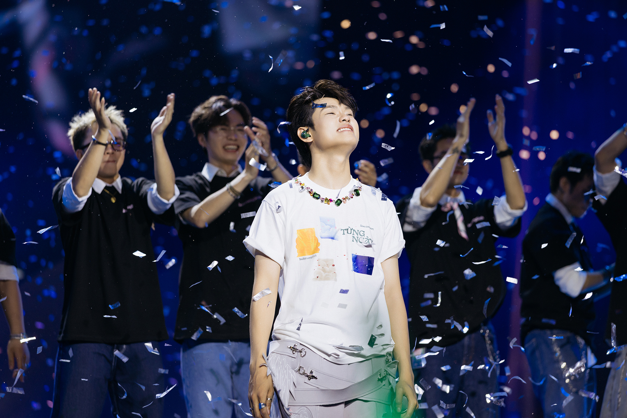 'Anh trai' 9x bật kh&oacute;c nức nở tr&ecirc;n s&acirc;n khấu - Ảnh 8.