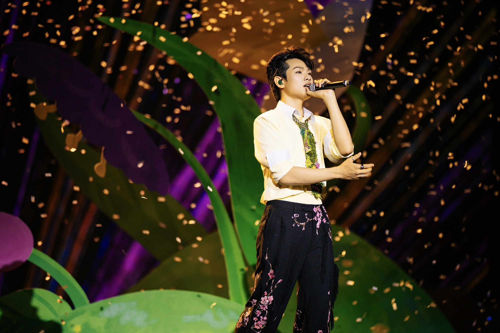 'Anh trai' 9x bật kh&oacute;c nức nở tr&ecirc;n s&acirc;n khấu - Ảnh 1.