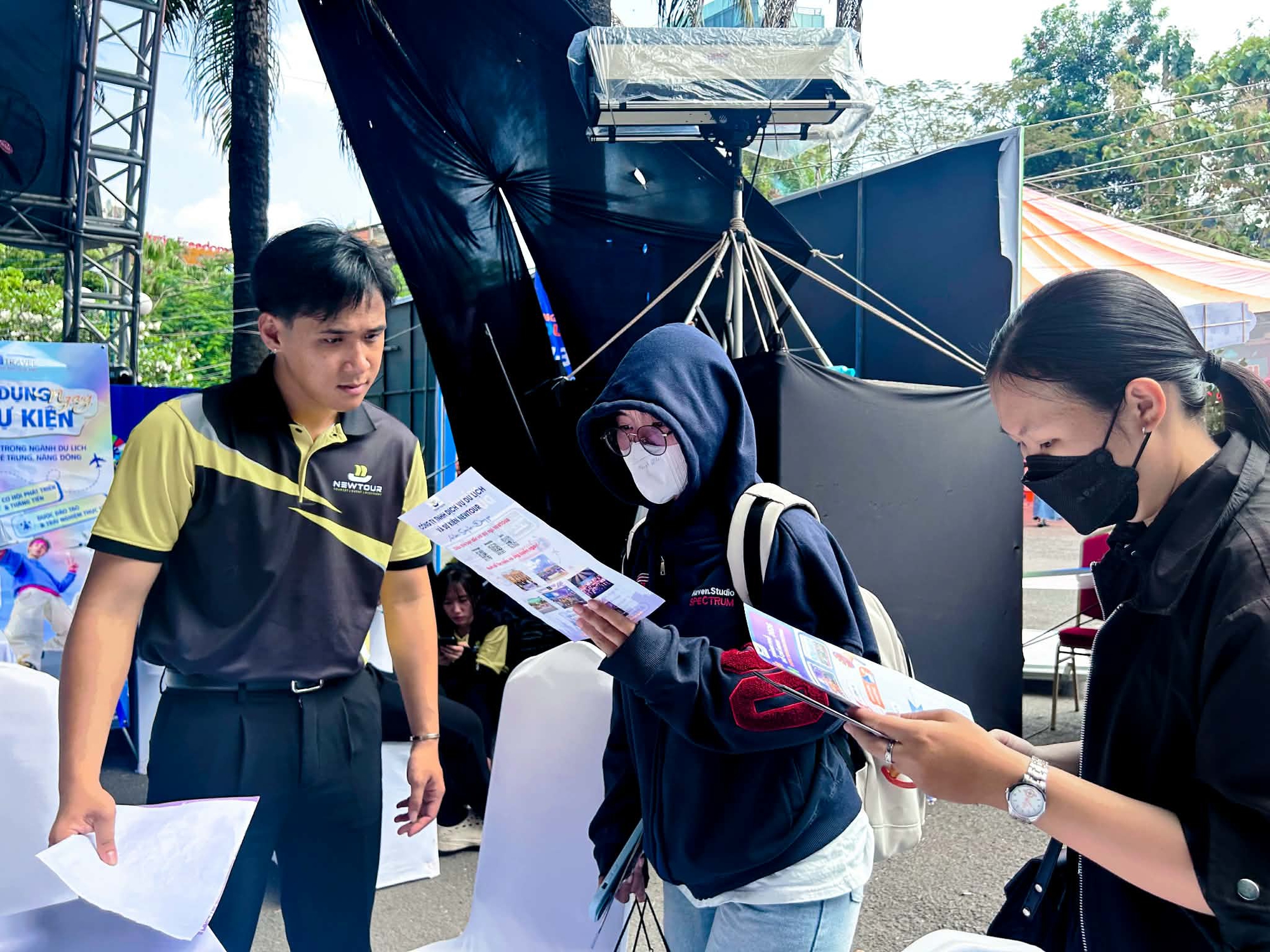 Áp lực du lịch cho giới trẻ mùa lễ 30.4 - 1.5 Gia tăng những ngày gần đây - Ảnh 1. Áp lực du lịch cho giới trẻ mùa lễ 30.4 - 1.5 Gia tăng những ngày gần đây - Ảnh 1.