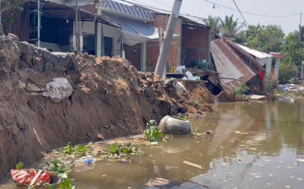 Sạt lở 'nuốt' đường dân sinh, nhiều hộ dân di dời khẩn cấp - Ảnh 2.