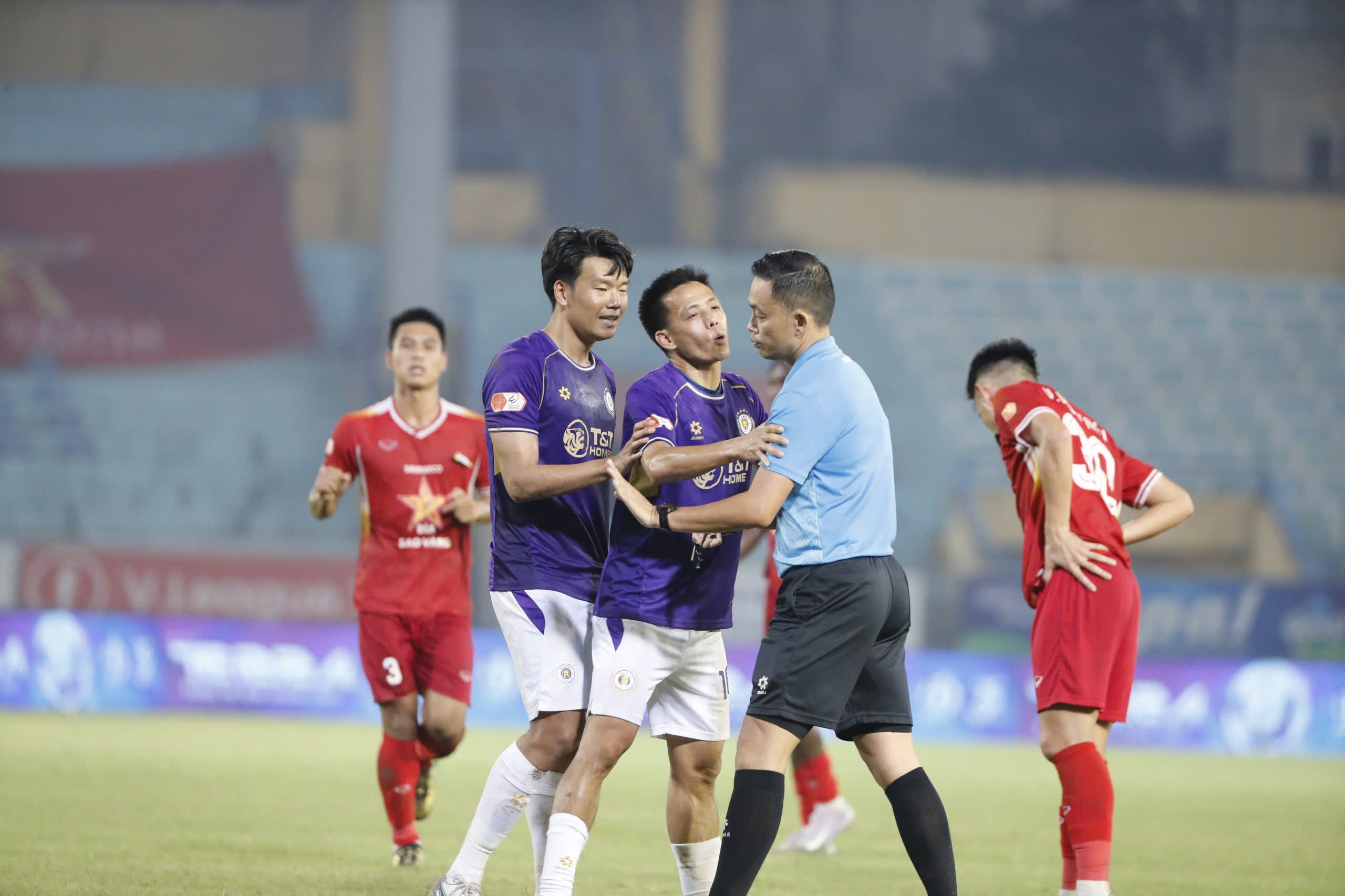 Hoàng Hên rực sáng ngày HLV Kim Sang-sik và bầu Hiển dự khán, Hà Nội thắng đậm Hà Tĩnh- Ảnh 5. Hoàng Hên rực sáng ngày HLV Kim Sang-sik và bầu Hiển dự khán, Hà Nội thắng đậm Hà Tĩnh- Ảnh 5.