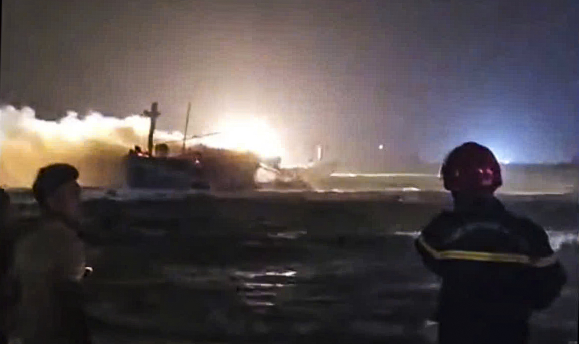 Cháy tàu cá công suất lớn trong đêm ở Quảng Ngãi- Ảnh 1.