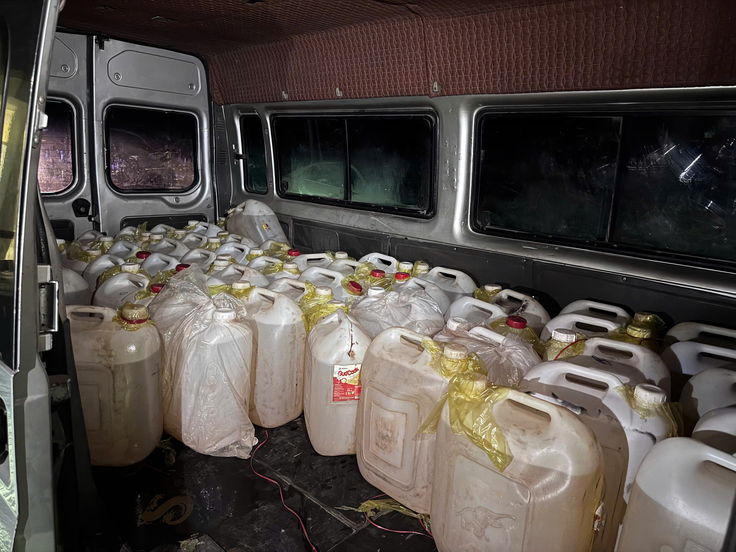 Bắt giữ ô tô chở 50 can xăng vận chuyển trái phép qua biên giới Lào - Ảnh 1. Bắt giữ ô tô chở 50 can xăng vận chuyển trái phép qua biên giới Lào - Ảnh 1.