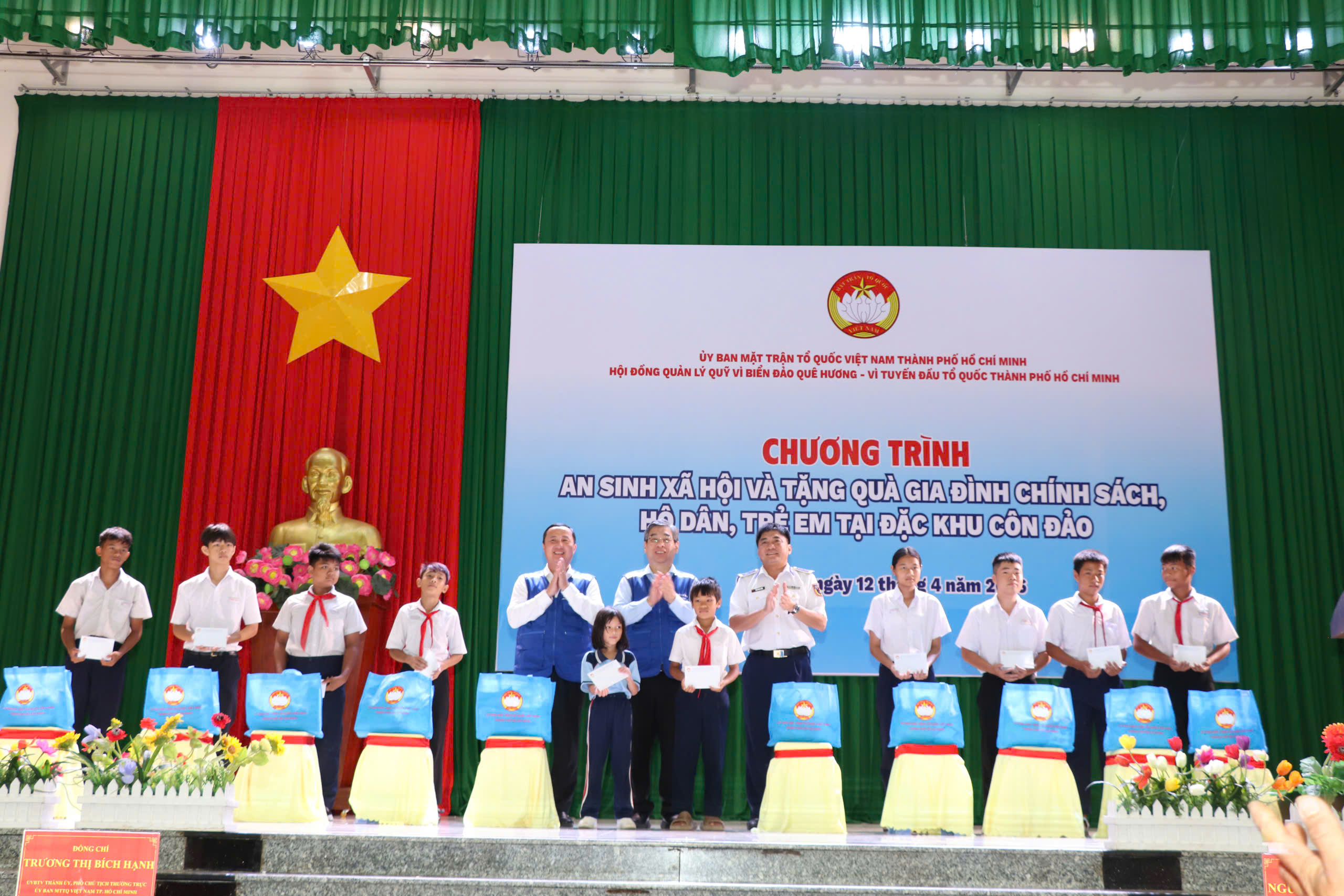 TP.HCM chăm lo 2,25 tỉ đồng cho quân và dân đặc khu Côn Đảo - Ảnh 3.