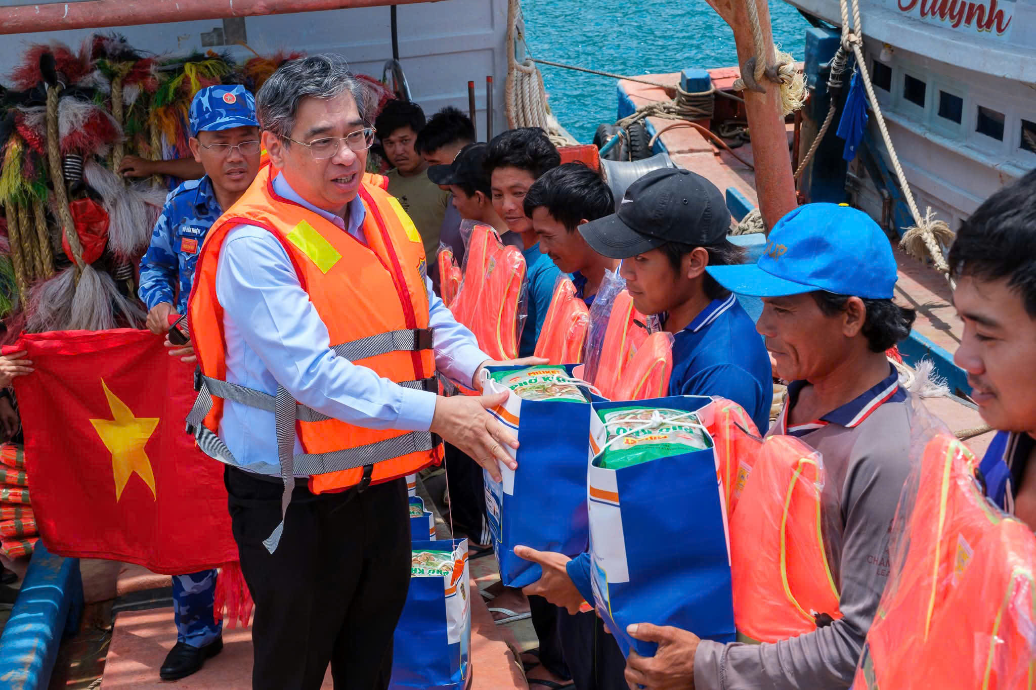 TP.HCM chăm lo 2,25 tỉ đồng cho quân và dân đặc khu Côn Đảo - Ảnh 2.