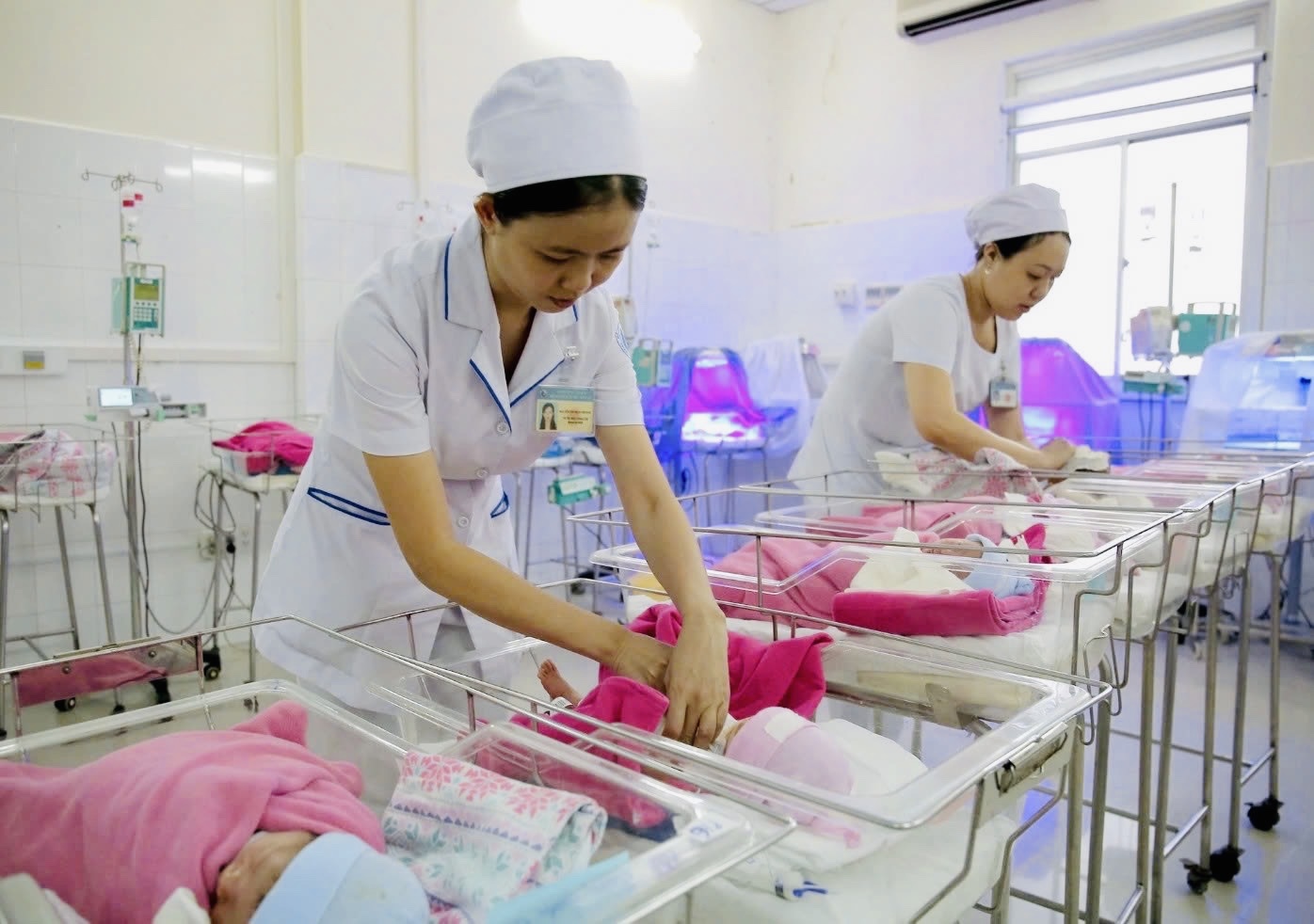 Dự báo dân số Việt Nam giảm mạnh: Vì sao mốc 2035 rất đáng lo? - Ảnh 1.