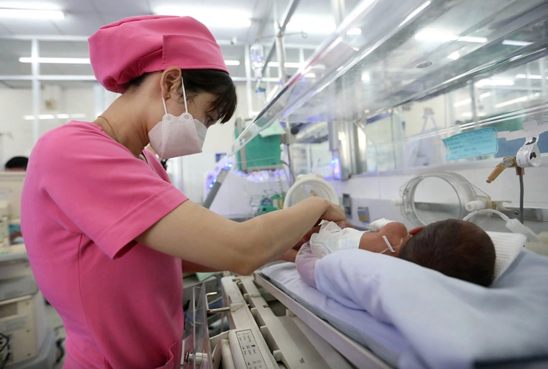 Dự báo dân số Việt Nam giảm mạnh: Vì sao mốc 2035 rất đáng lo? - Ảnh 2.