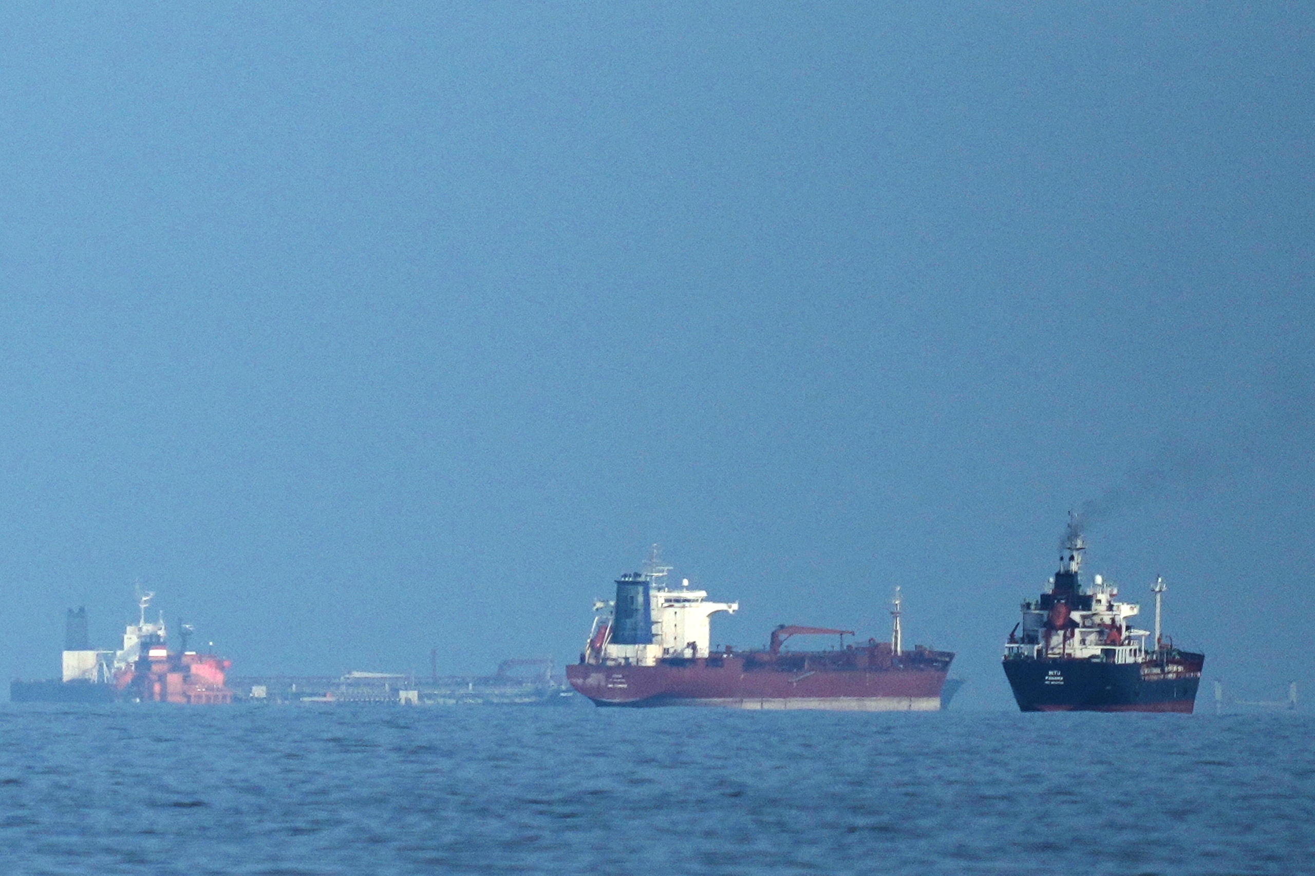 Mỹ phong tỏa Iran qua eo biển Hormuz: Tình hình căng thẳng 2026 - Ảnh 1.