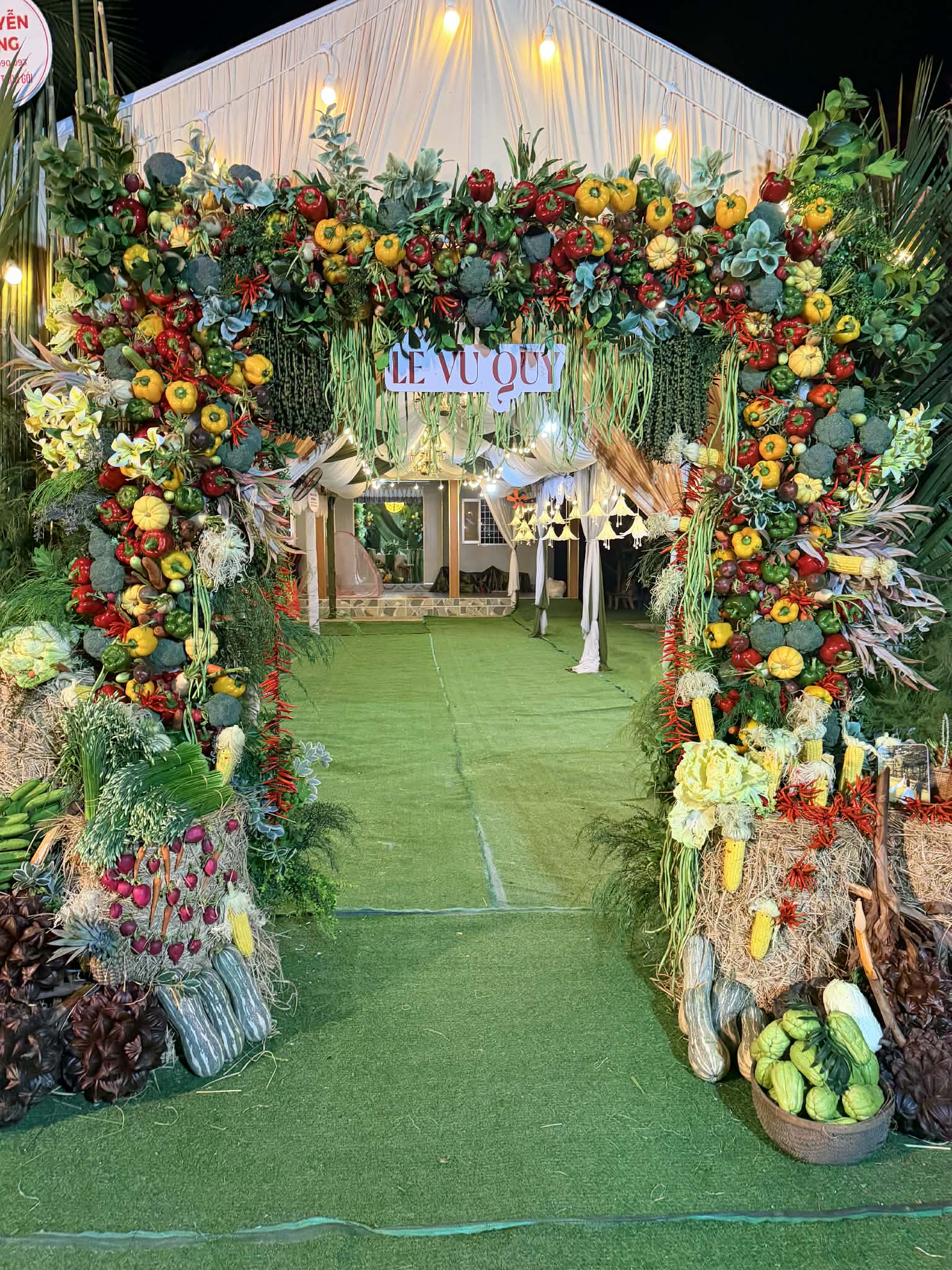 Đ&aacute;m cưới rau củ C&agrave; Mau ấn tượng với Hơn 315 kg rau củ quả trang tr&iacute; - Ảnh 1.