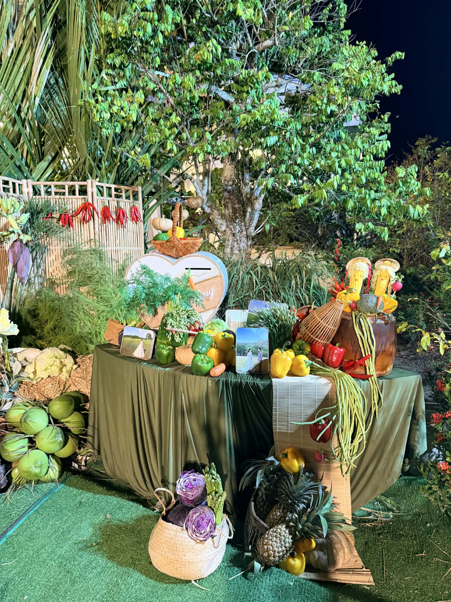 Đ&aacute;m cưới rau củ C&agrave; Mau ấn tượng với Hơn 315 kg rau củ quả trang tr&iacute; - Ảnh 2.