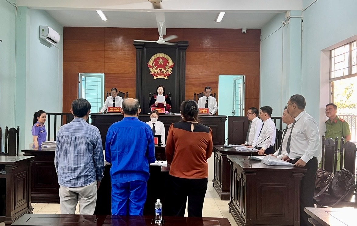 Tuyên án vụ “không chấp hành án dân sự, bị truy tố ra tòa” - Ảnh 1.