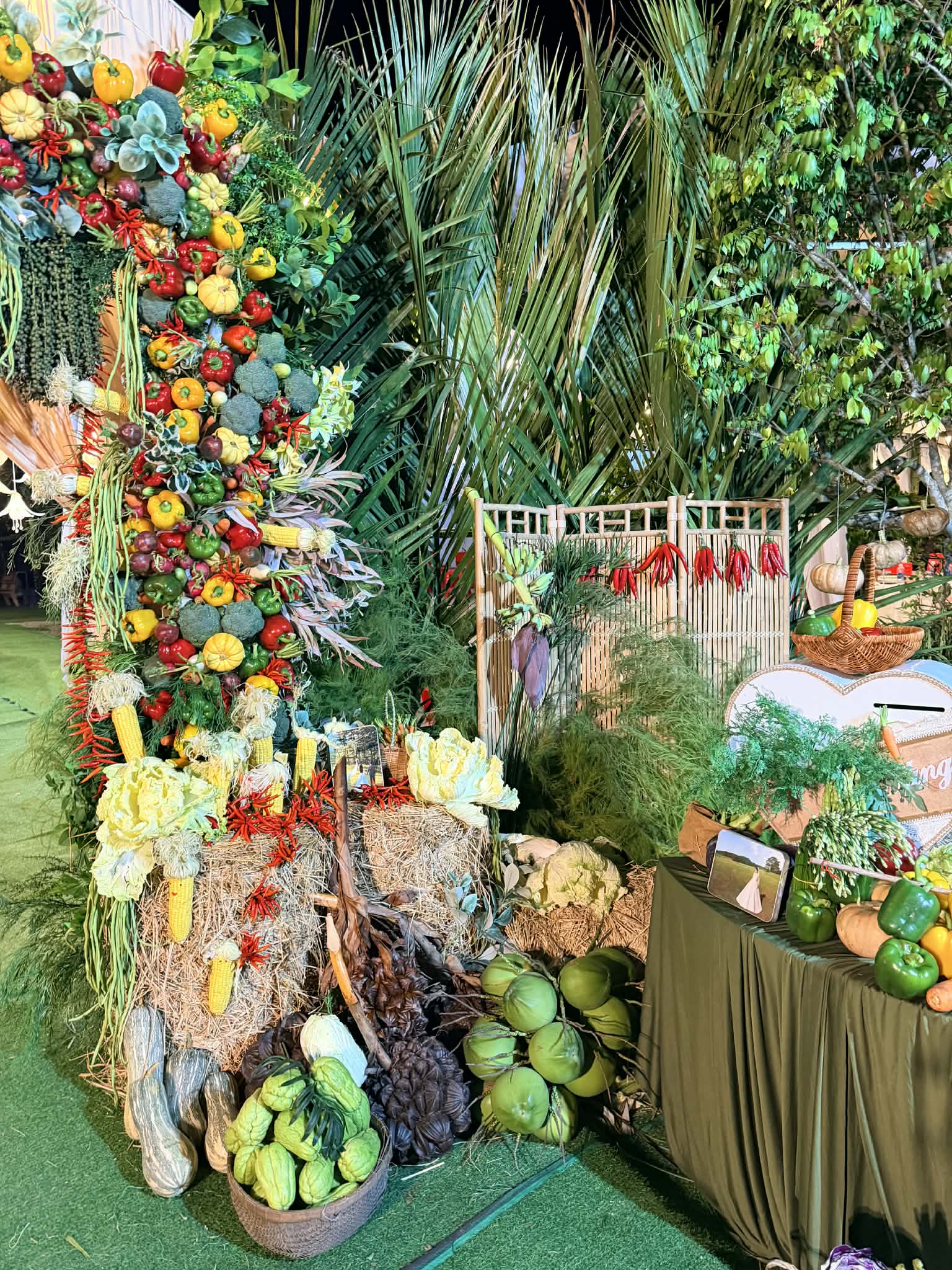 Đ&aacute;m cưới rau củ C&agrave; Mau ấn tượng với Hơn 315 kg rau củ quả trang tr&iacute; - Ảnh 3.