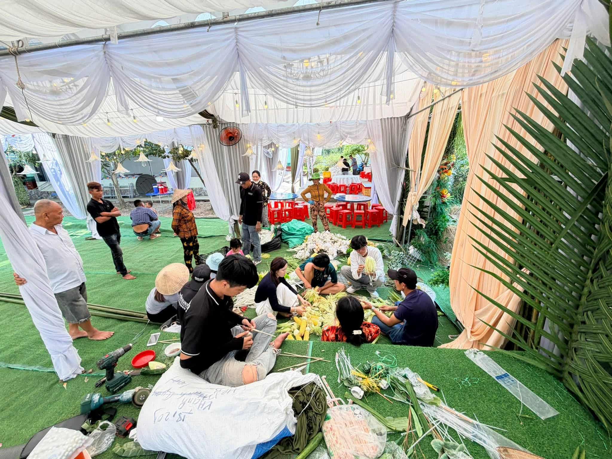 Đ&aacute;m cưới &lsquo;nặng k&yacute;&rsquo; nhất C&agrave; Mau: Hơn 315 kg rau củ quả phủ k&iacute;n bữa tiệc - Ảnh 1.