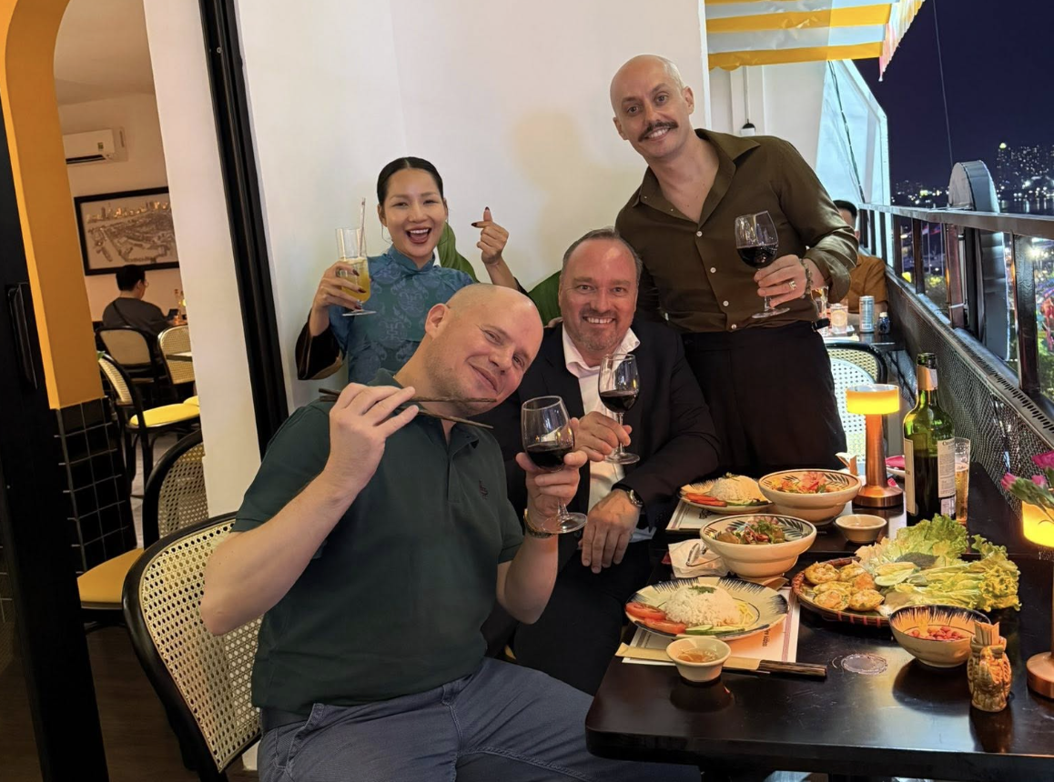 &Ocirc;ng T&acirc;y mở nh&agrave; h&agrave;ng Việt Nam view triệu đ&ocirc; ở TP . HCM thu h&uacute;t 95 % kh&aacute;ch nước ng&ograve;ai - Ảnh 2.