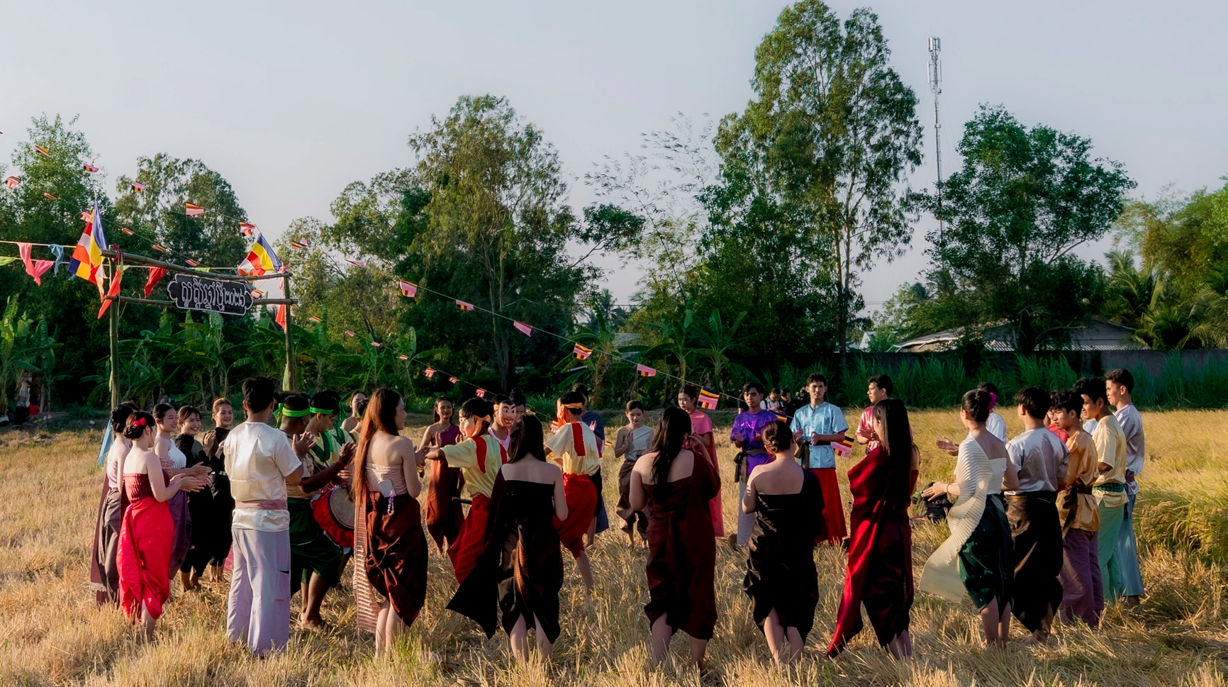 Người trẻ lan tỏa trò chơi dân gian tại Tết Chôl Chnăm Thmây- Ảnh 1. Người trẻ lan tỏa trò chơi dân gian tại Tết Chôl Chnăm Thmây- Ảnh 1.