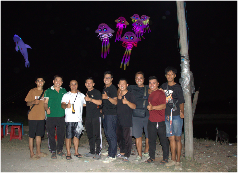 Cho&aacute;ng với &ldquo;si&ecirc;u diều&rdquo; 30 triệu ph&aacute;t s&aacute;ng rực trời, d&acirc;n t&igrave;nh k&eacute;o đến xem k&iacute;n  - Ảnh 2.