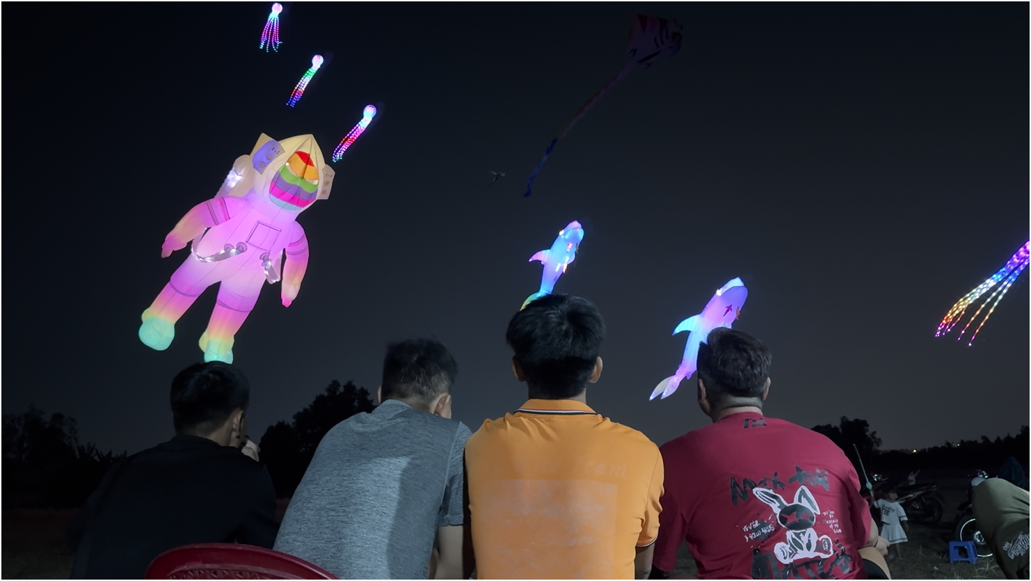 Cho&aacute;ng với &ldquo;si&ecirc;u diều&rdquo; 30 triệu ph&aacute;t s&aacute;ng rực trời, d&acirc;n t&igrave;nh k&eacute;o đến xem k&iacute;n  - Ảnh 1.