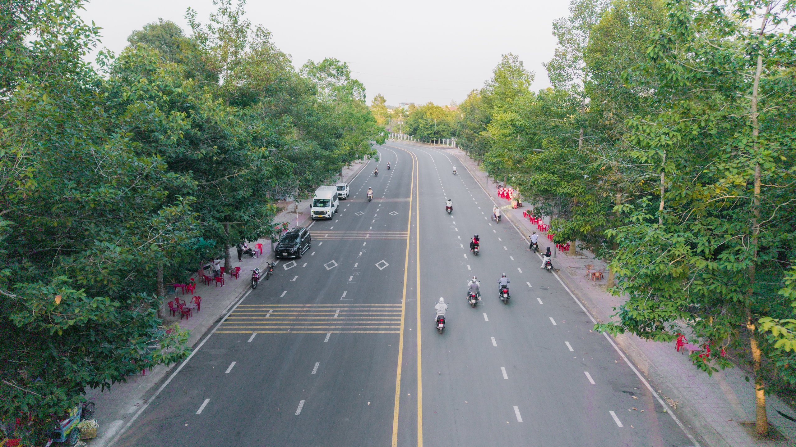 Đặc sản bánh cốm ống của đồng bào Khmer - Ảnh 2.