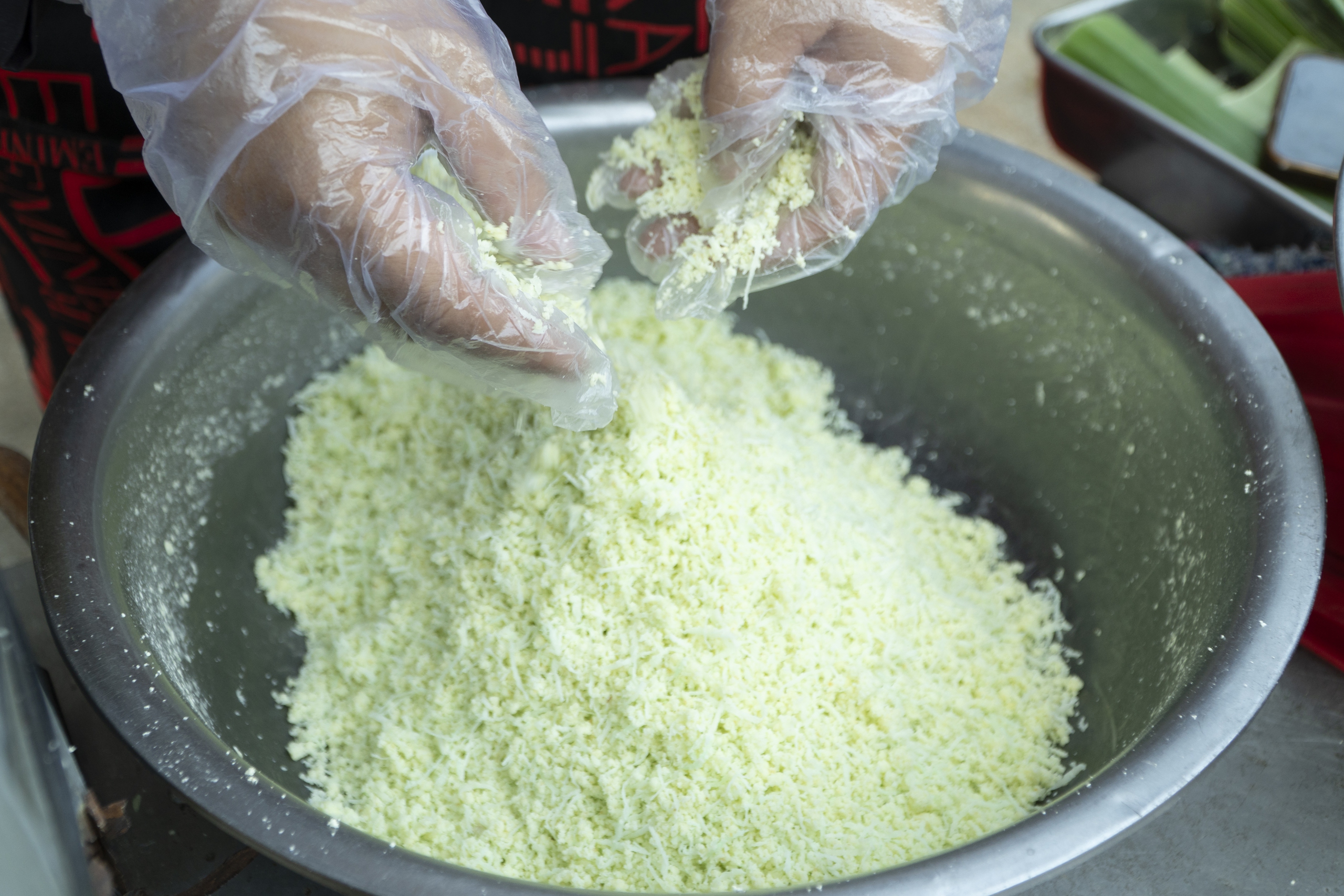 Đặc sản bánh cốm ống của đồng bào Khmer - Ảnh 5.