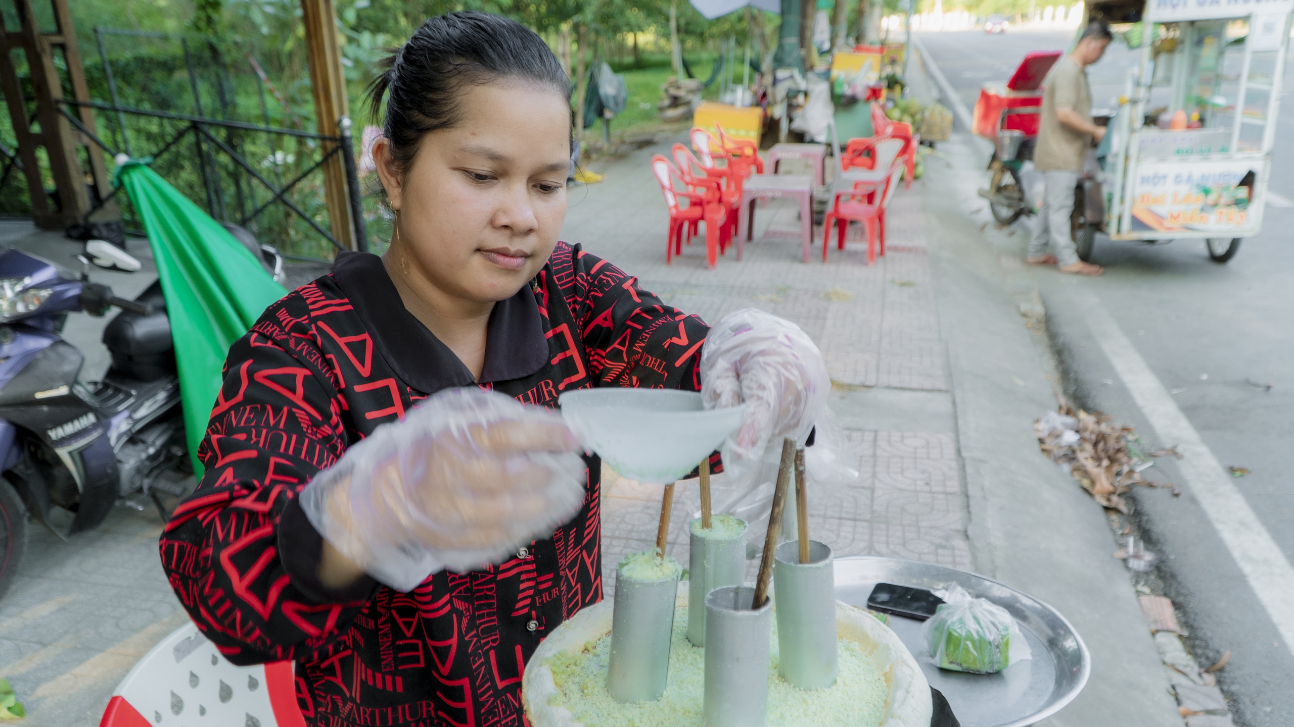 Đặc sản bánh cốm ống của đồng bào Khmer - Ảnh 6.